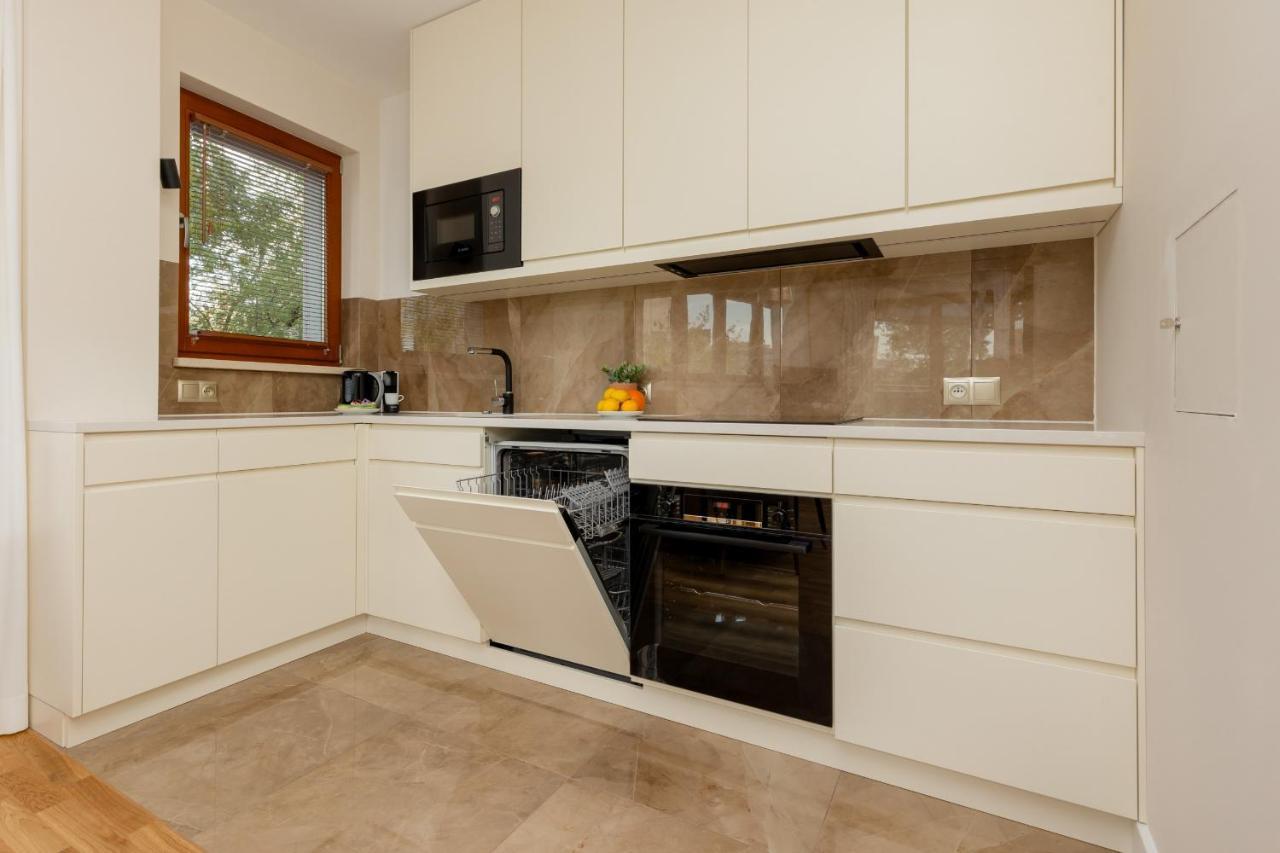 Deluxe Wronia 45 With Ac, Parking & Balcony By Renters Prestige Apartament *